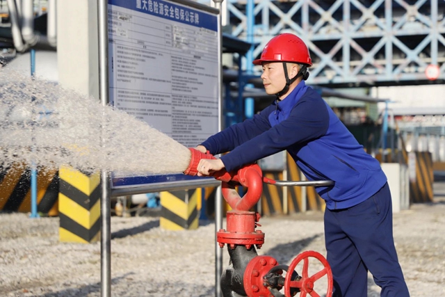第一!股份公司鄢陽獲頒宜昌市消防設(shè)施操作員“榮譽(yù)金頭盔”(圖3) 第一!股份公司鄢陽獲頒宜昌市消防設(shè)施操作員“榮譽(yù)金頭盔”(圖3)