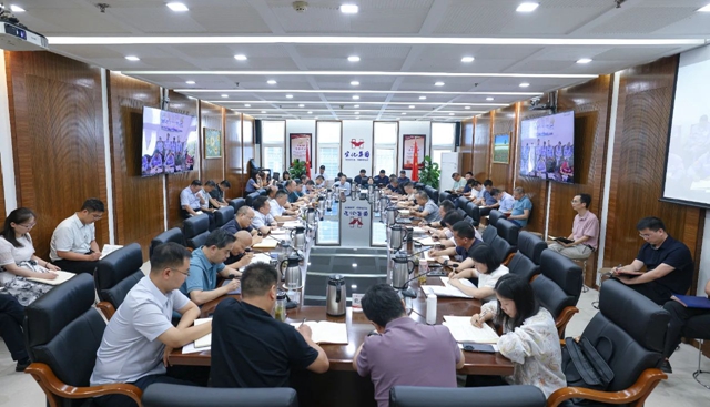 集團黨委傳達學(xué)習(xí)上級精神和有關(guān)通報 研究部署重點工作(圖1) 集團黨委傳達學(xué)習(xí)上級精神和有關(guān)通報 研究部署重點工作(圖1)